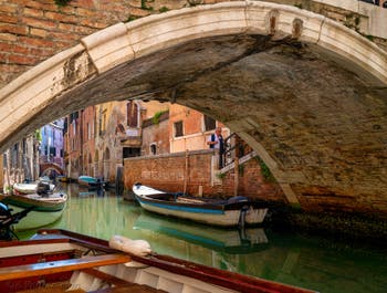 Le Rio de Sant'Aponal sous le pont Storto, dans le Sestier de San Polo à Venise.