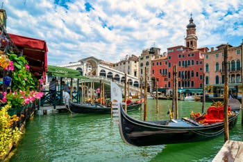 Gondoles et Gondoliers devant le pont du Rialto à Venise