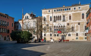 Le Campo Bandiera e Moro o de la Bragora et le palais Badoer Gritti dans le Castello à Venise