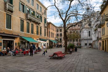 Le Campo Santa Maria Nova, ses cafés, et l'église dei Miracoli dans le Cannaregio à Venise