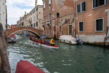 Dragon boat sur le Rio de Santa Caterina devant le pont dei Gesuiti dans le Cannaregio à Venise