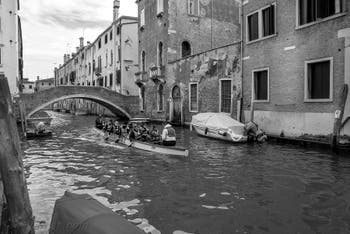 Dragon boat sur le Rio de Santa Caterina devant le pont dei Gesuiti dans le Cannaregio à Venise