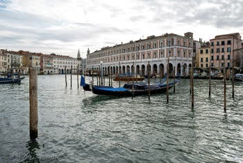 Gondoles sur le Grand Canal de Venise devant les Fabbriche Nove