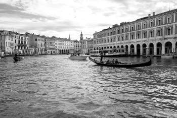 Gondole sur le Grand Canal de Venise devant les Fabbriche Nove