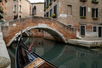 Gondole sur le Rio dei Miracoli devant le pont Santa Maria Nova dans le Cannaregio à Venise