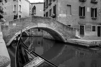 Gondole sur le Rio dei Miracoli devant le pont Santa Maria Nova dans le Cannaregio à Venise