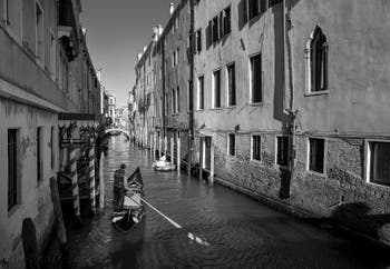 Gondole sur le Rio de la Pietà, dans le Sestier du Castello à Venise