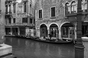 Gondole sur le Rio dei Santi Apostoli devant le Palais Falier du XIIIe siècle, dans le Canaregio à Venise
