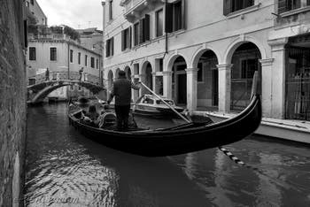 Gondole sur le Rio dei Santi Apostoli devant le Sotoportegho del Traghetto dans le Cannaregio à Venise