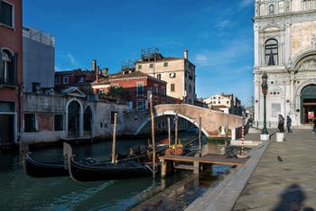 Gondoles sur le Rio dei Mendicanti devant le pont Cavallo, dans le Sestier du Castello à Venise