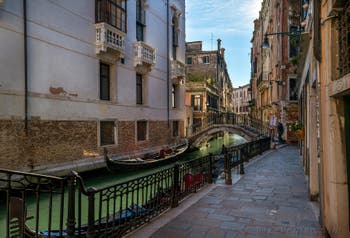 Gondoles sur le Rio de San Severo, la Fondamenta Tetta et le pont Cavagnis, dans le Castello à Venise