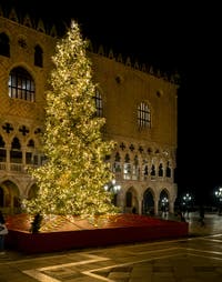 Le sapin de Noël de Venise devant le Palais des Doges