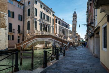 Le pont Lion, la Fondamenta San Lorenzo et le Campanile dei Greci dans le Sestier du Castello à Venise