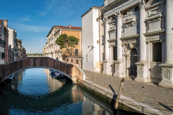 L'église, le pont et le Rio de Santa Giustina, dans le Sestier du Castello à Venise 