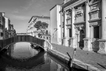 L'église, le pont et le Rio de Santa Giustina, dans le Sestier du Castello à Venise 