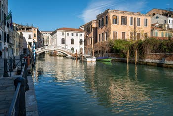 Le pont et le Rio de San Lorenzo dans le Sestier du Castello à Venise