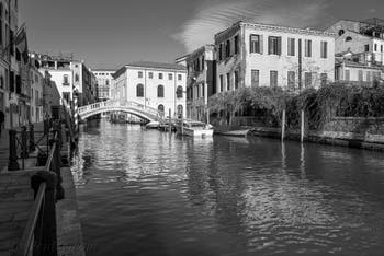 Le pont et le Rio de San Lorenzo dans le Sestier du Castello à Venise