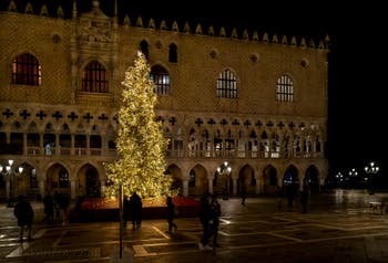 Le sapin de Noël de Venise devant le Palais des Doges