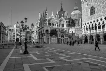 Dentelles de Pierre : la Tour de l'Horloge, la Basilique Saint-Marc et le Palais des Doges à Venise.
