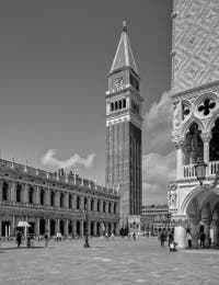 La bibliothèque Marciana, le Campanile de Saint-Marc et le palais des Doges à Venise.