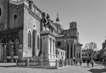 Le Campo Santi Giovanni e Paolo et la statue du Colleoni, dans le Castello à Venise.