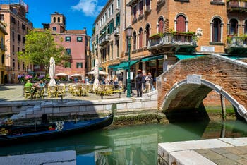 Le Campo et le pont Santa Maria Nova dans le Cannaregio à Venise.