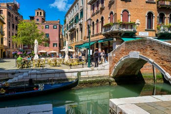 Der Campo und die Brücke Santa Maria Nova im Cannaregio in Venedig.