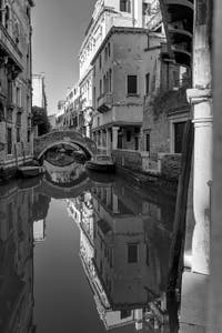 Les Miroirs de Venise, le Rio et le pont de Ca' Widmann dans le Cannaregio à Venise.