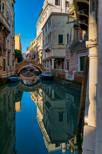 Les Miroirs de Venise, le Rio et le pont de Ca' Widmann dans le Cannaregio à Venise.