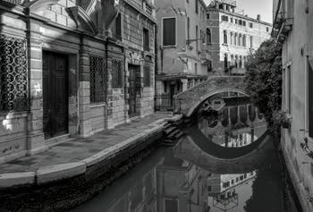 Reflets parfaits dans le Rio Widmann dans le Cannaregio à Venise.