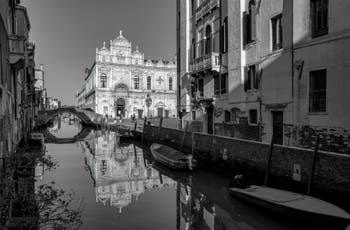 Beauté et Ciel Bleu : Le Rio dei Mendicanti et la Scuola Grande San Marco dans le Sestier du Castello à Venise.