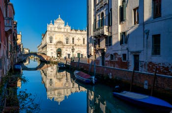 Beauté et Ciel Bleu : Le Rio dei Mendicanti et la Scuola Grande San Marco dans le Sestier du Castello à Venise.