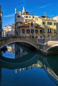 Les Miroirs de Venise : Le Rio del Mondo Novo et le Campiello Querini Stampalia dans le Castello à Venise.