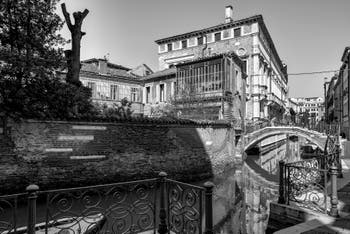 Le Rio et le pont de San Severo dans le Castello à Venise.