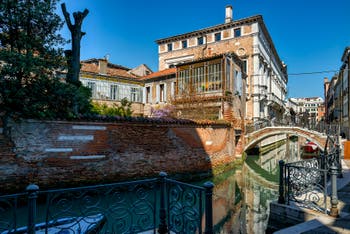 Le Rio et le pont de San Severo dans le Castello à Venise.