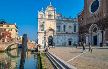 La Scuola Grande San Marco et le Campo dei Santi Giovanni e Paolo dans le Castello à Venise.