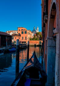 Gondole sur le Rio dei Ognissanti, au fond la Fondamenta Nani, dans le Dorsoduro à Venise.