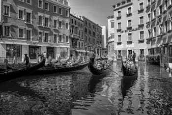 Les Gondoles du Bassin de l'Orseolo à Saint-Marc à Venise.