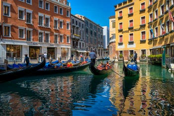 Les Gondoles du Bassin de l'Orseolo à Saint-Marc à Venise.