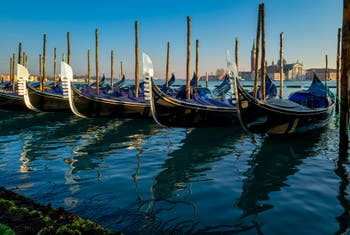 Soleil sur les fers de proue des gondoles du bassin de Saint-Marc à Venise.