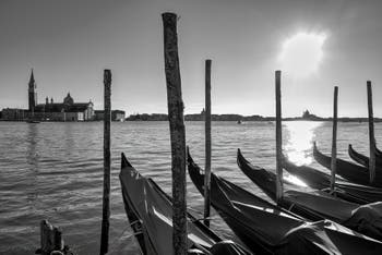 Les Gondoles du Bassin de Saint-Marc et l'île de San Giorgio Maggiore à Venise.
