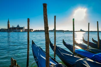 Les Gondoles du Bassin de Saint-Marc et l'île de San Giorgio Maggiore à Venise.