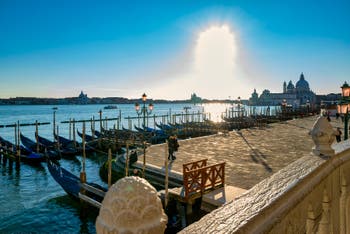Les gondoles et le môle du bassin de Saint-Marc à Venise, au fond, l'église de la Salute.