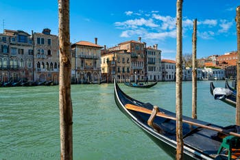 Le Grand Canal de Venise, sur la droite le Musée Peggy Guggenheim.