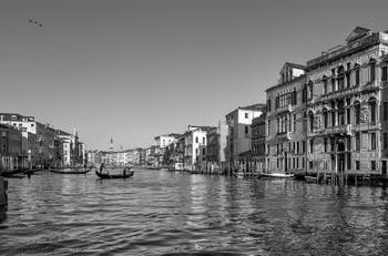 La gondole du Traghetto de San Tomà sur le Grand Canal de Venise.