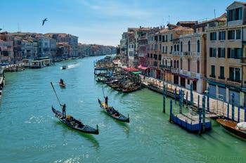 Gondoliers faisant le salut de l'Alzaremi sur le grand Canal de Venise.