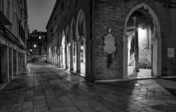 La Calle de le Becarie et le Marché du Rialto dans le Sestier de San Polo à Venise.
