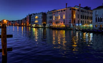 La magie des nuits de Venise : le Grand Canal avec la Ca' d'Oro et la Ca' Sagredo.