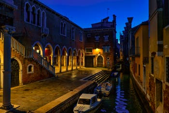 Le Rio de le Becarie et le Marché du Rialto dans le Sestier de San Polo à Venise.