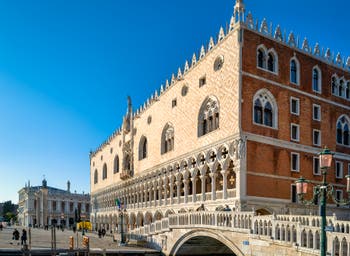 Le Palais des Doges et le pont de la Paglia (de la Paille) à Venise.